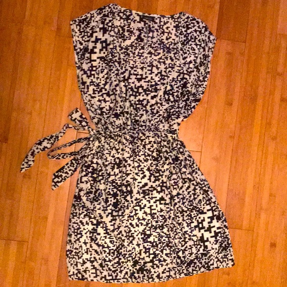 Dresses & Skirts - Rue21 Geometric Dress with pockets & tie waist